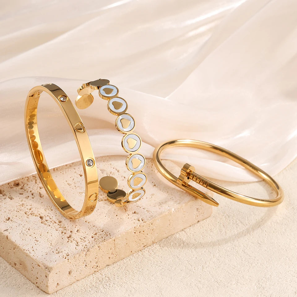 Sublimez votre poignet avec notre bracelet manchette cœur en acier inoxydable.