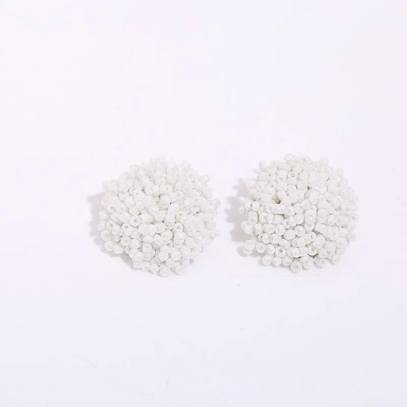 Apportez une touche bohème et ethnique à vos tenues avec nos boucles d’oreilles clous faites main.