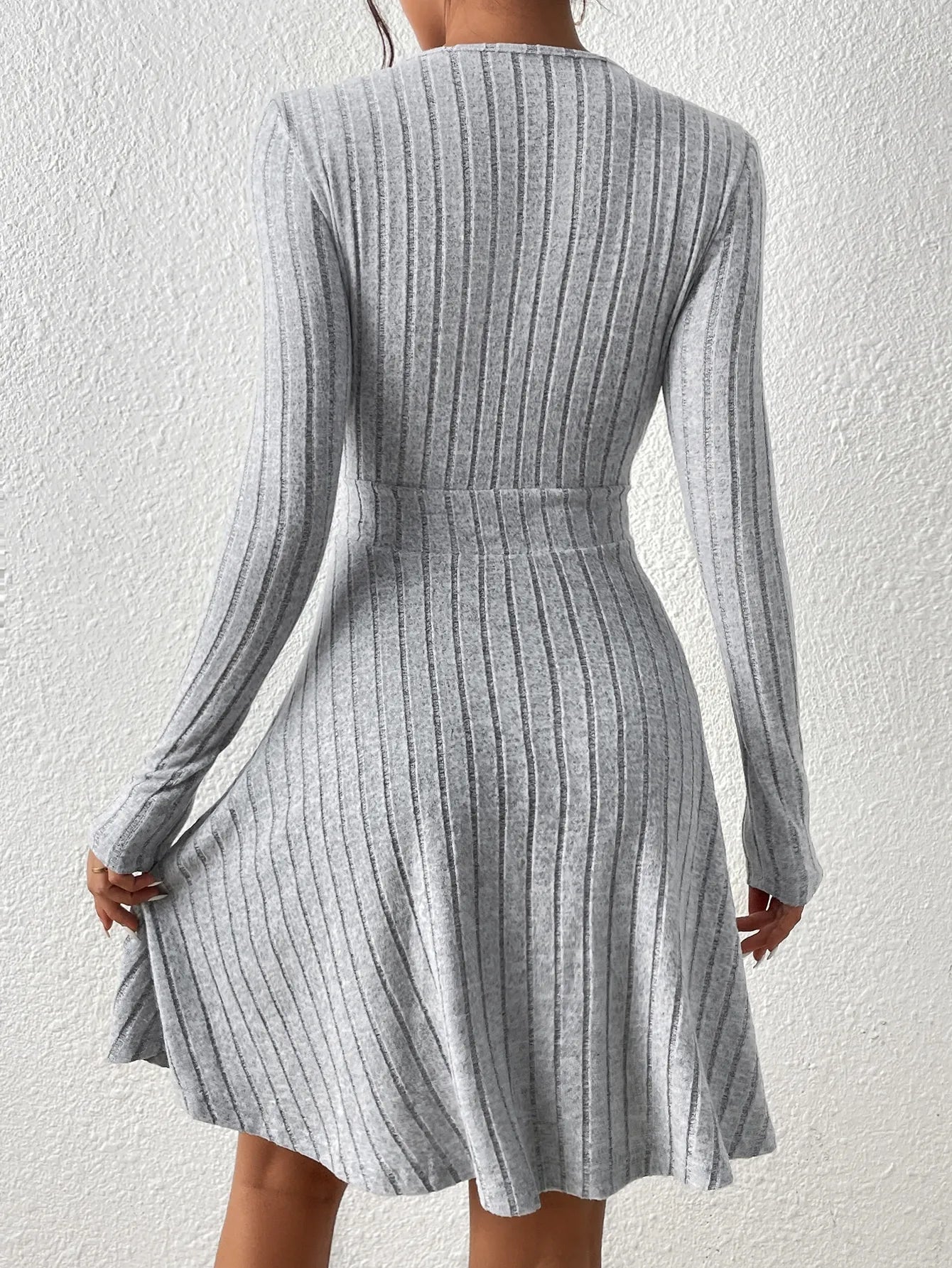 👗 Robe Pull Slim Col V – Automne / Hiver 2025