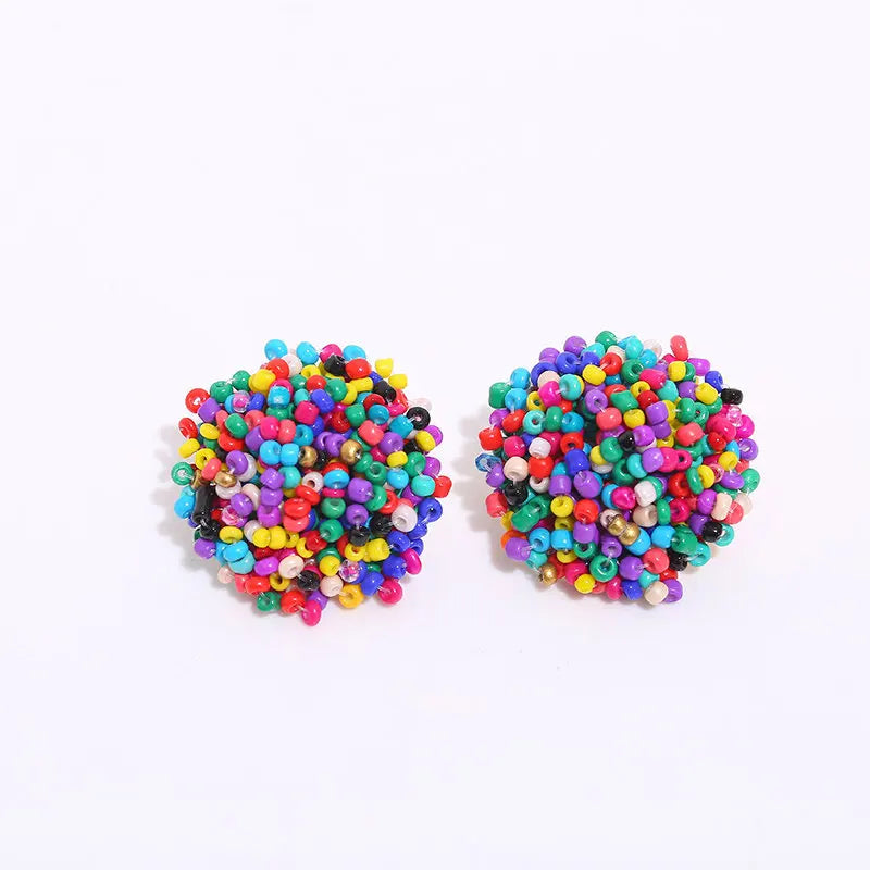 Apportez une touche bohème et ethnique à vos tenues avec nos boucles d’oreilles clous faites main.