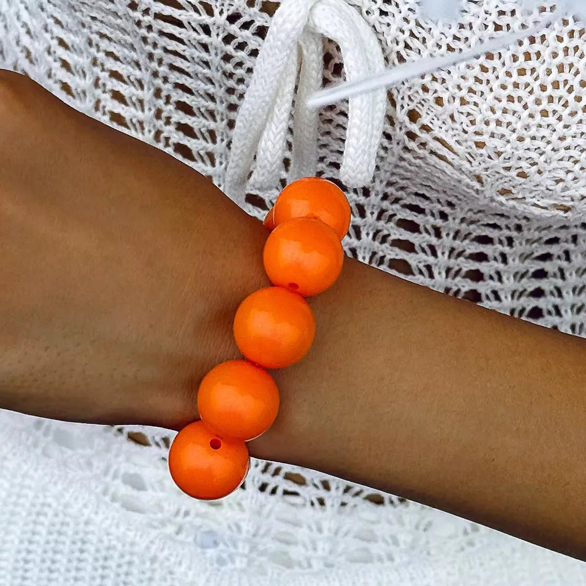 Apportez une touche fun et originale à vos tenues avec notre bracelet à grosses perles colorées.