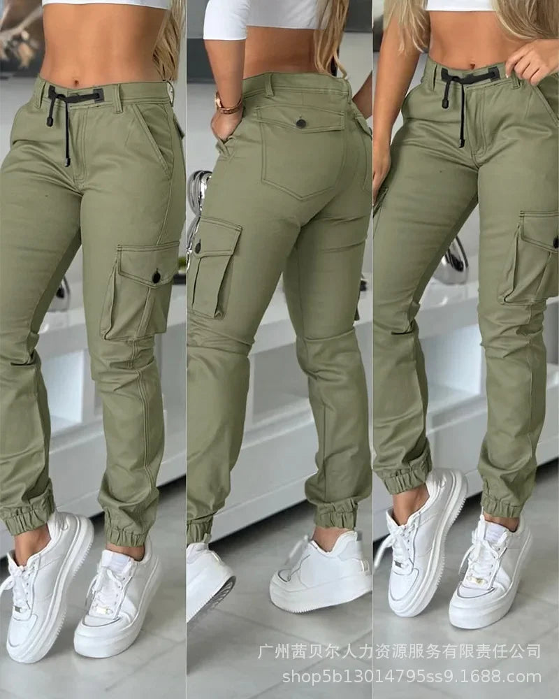 Adoptez un look streetwear pratique et tendance avec notre pantalon cargo pour femme.