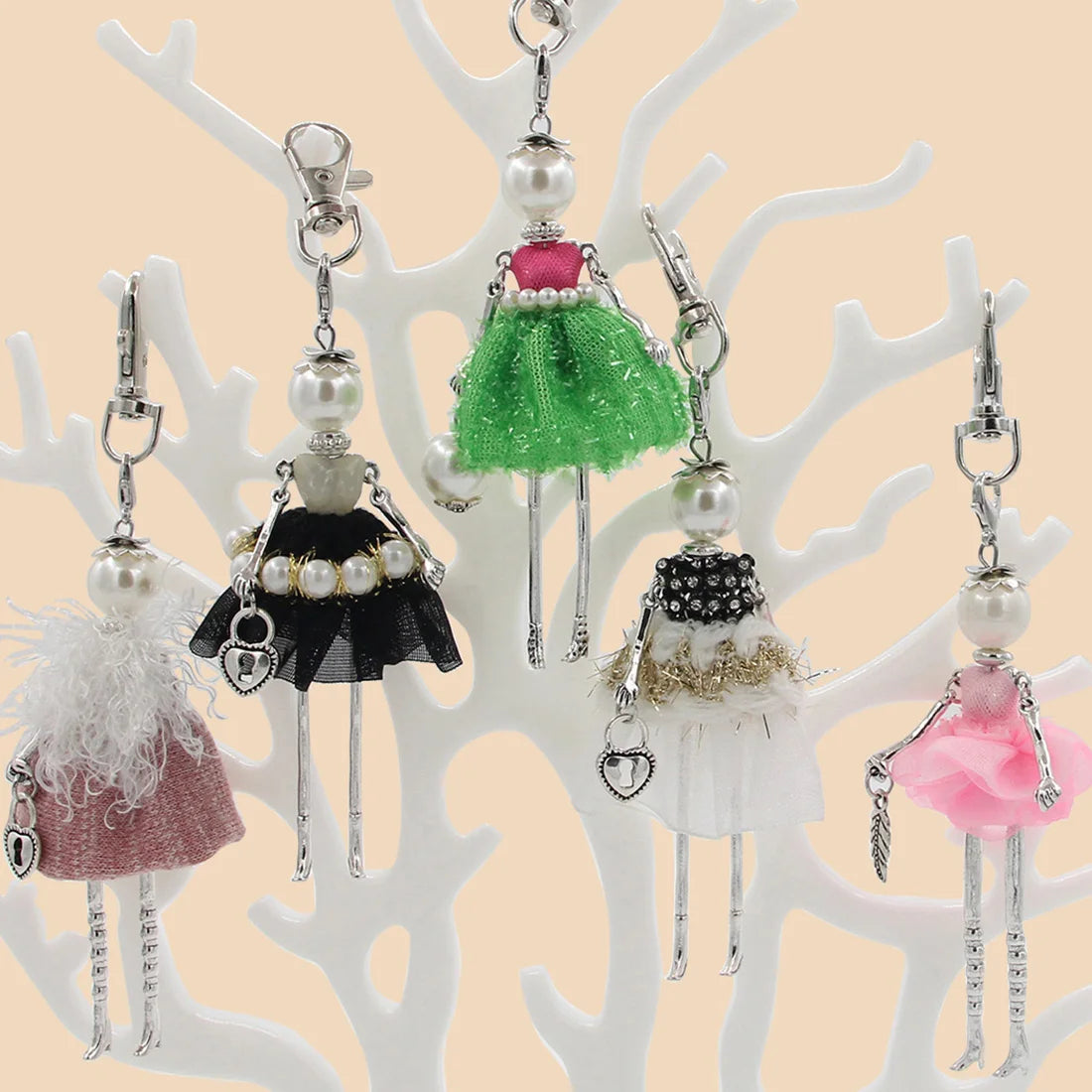 "Porte-clés poupée fait main – YL, charm mignon pour femmes, voiture, sac à main, bijou tendance" ✅