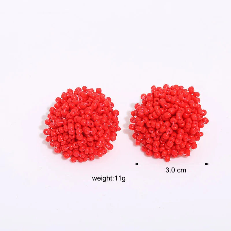 Apportez une touche bohème et ethnique à vos tenues avec nos boucles d’oreilles clous faites main.