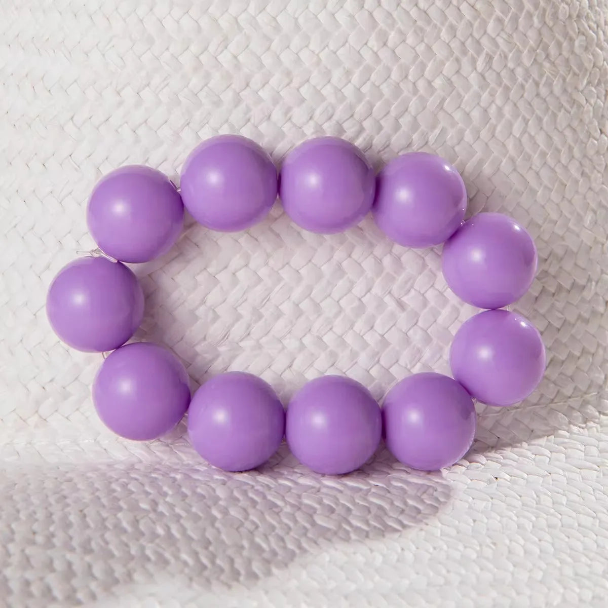 Apportez une touche fun et originale à vos tenues avec notre bracelet à grosses perles colorées.