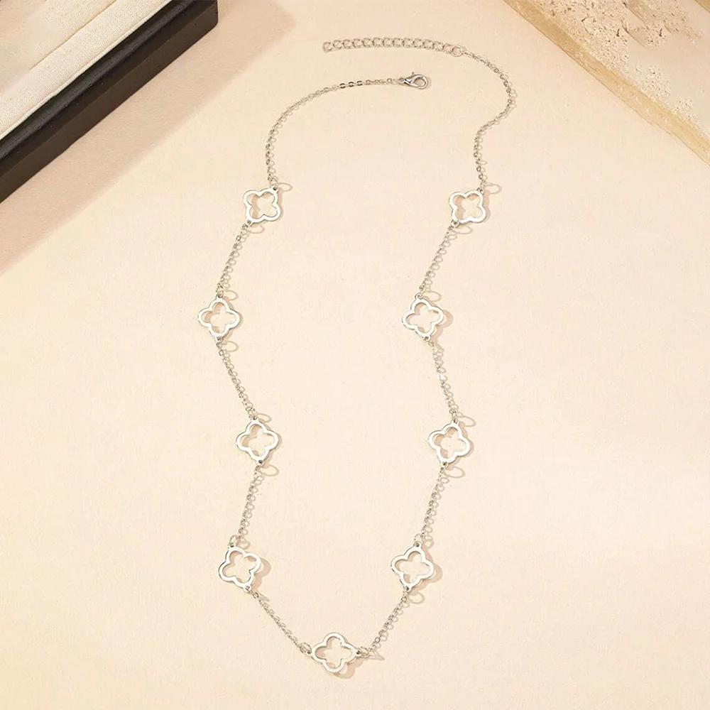 Apportez une touche de chance et d’élégance avec notre collier pendentif trèfle à quatre feuilles.