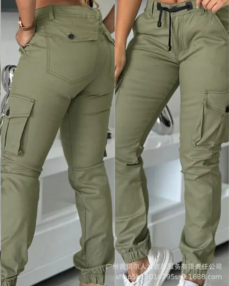 Adoptez un look streetwear pratique et tendance avec notre pantalon cargo pour femme.