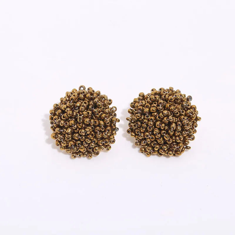 Apportez une touche bohème et ethnique à vos tenues avec nos boucles d’oreilles clous faites main.