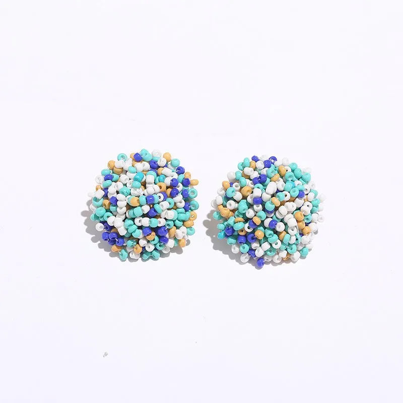 Apportez une touche bohème et ethnique à vos tenues avec nos boucles d’oreilles clous faites main.