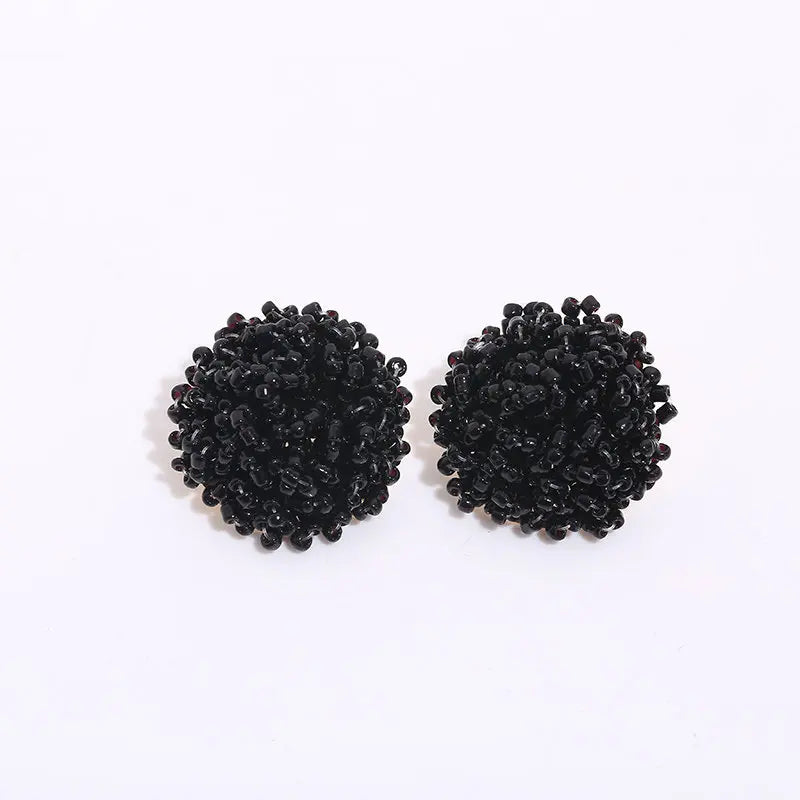 Apportez une touche bohème et ethnique à vos tenues avec nos boucles d’oreilles clous faites main.