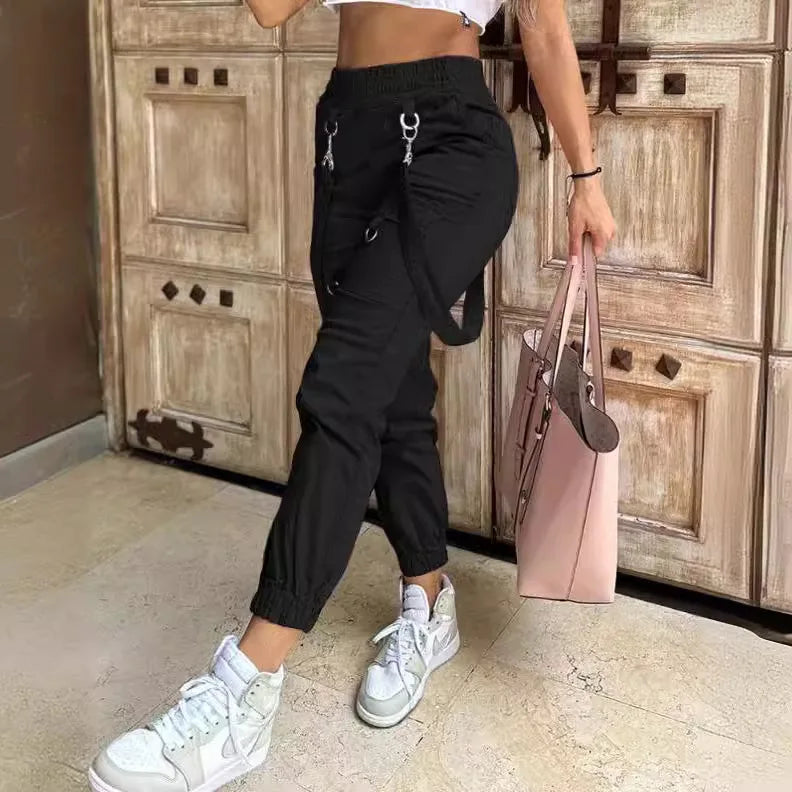 Adoptez un style casual et tendance avec notre pantalon à bretelles pour femme.