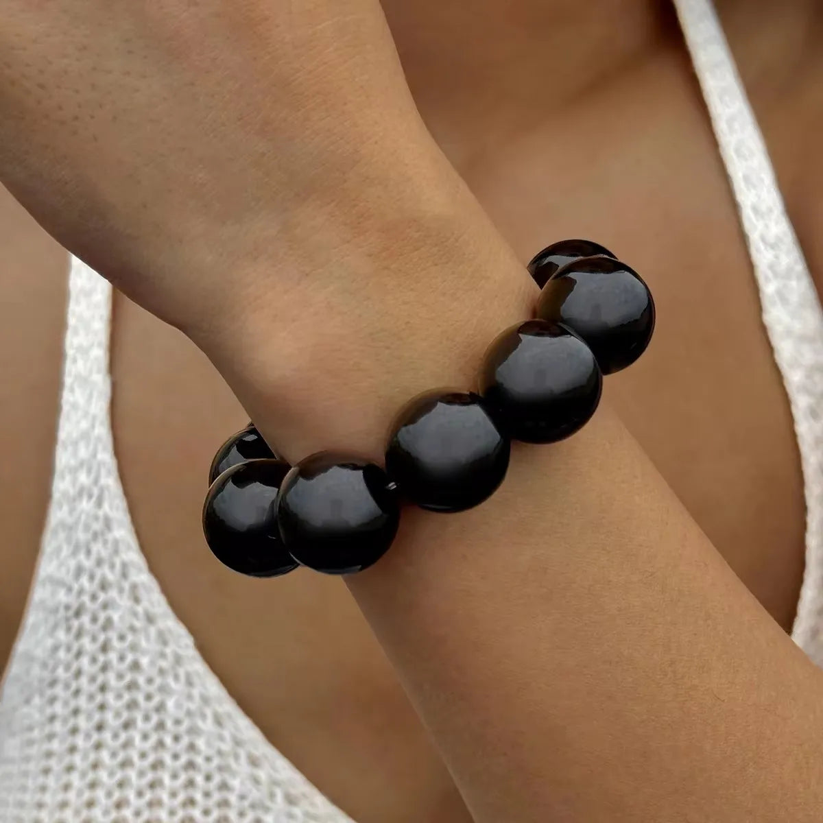 Apportez une touche fun et originale à vos tenues avec notre bracelet à grosses perles colorées.