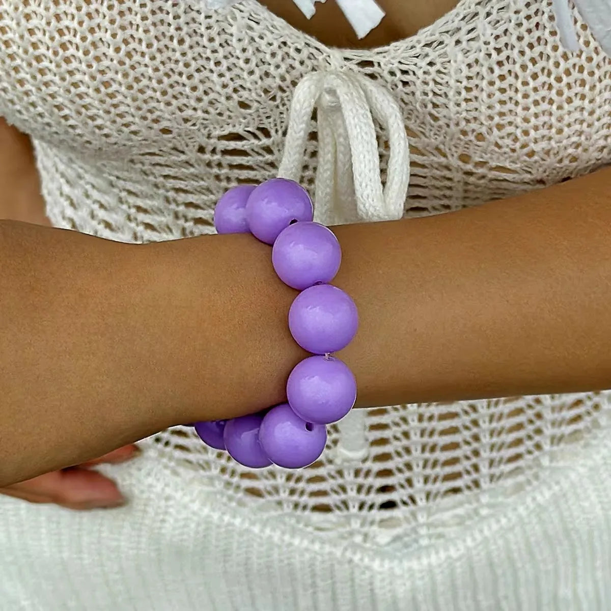 Apportez une touche fun et originale à vos tenues avec notre bracelet à grosses perles colorées.