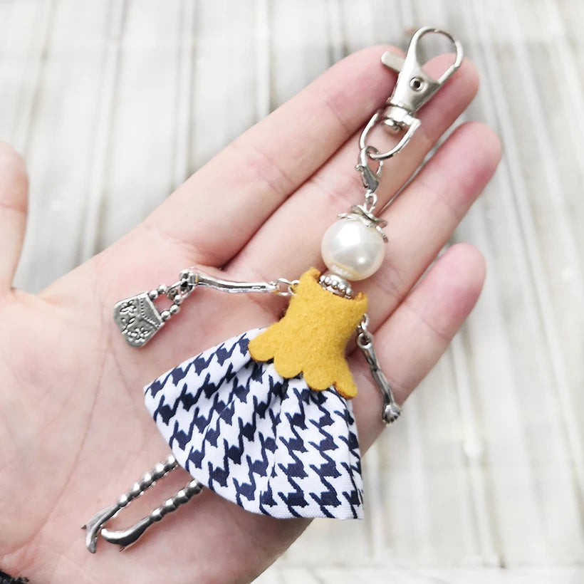 "Porte-clés poupée fait main – YL, charm mignon pour femmes, voiture, sac à main, bijou tendance" ✅