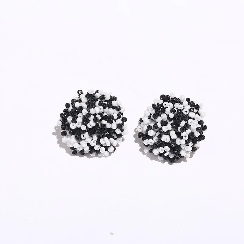 Apportez une touche bohème et ethnique à vos tenues avec nos boucles d’oreilles clous faites main.