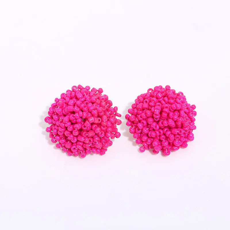 Apportez une touche bohème et ethnique à vos tenues avec nos boucles d’oreilles clous faites main.