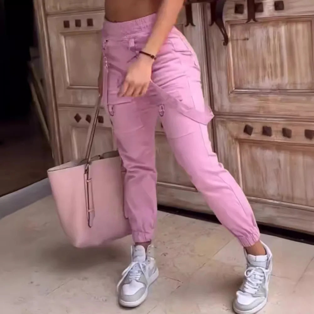 Adoptez un style casual et tendance avec notre pantalon à bretelles pour femme.