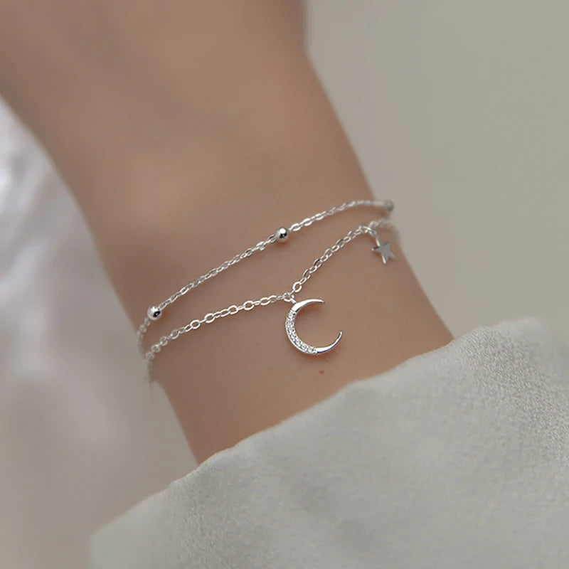 Apportez une touche céleste à vos tenues avec notre bracelet Star & Moon pour femme.