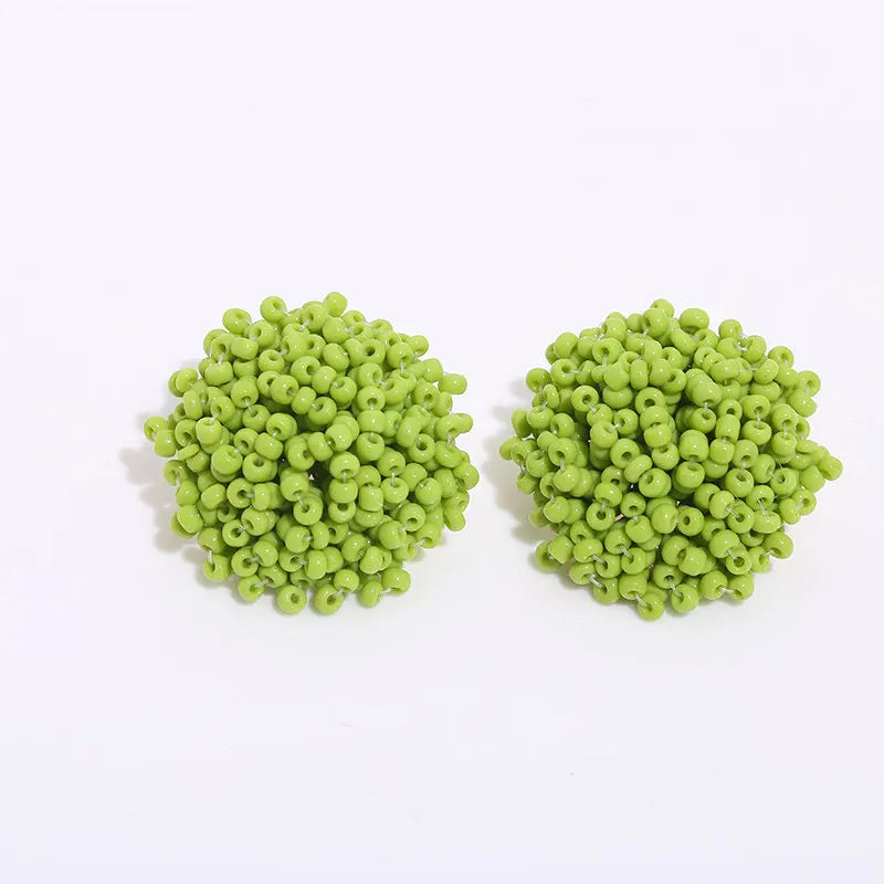Apportez une touche bohème et ethnique à vos tenues avec nos boucles d’oreilles clous faites main.
