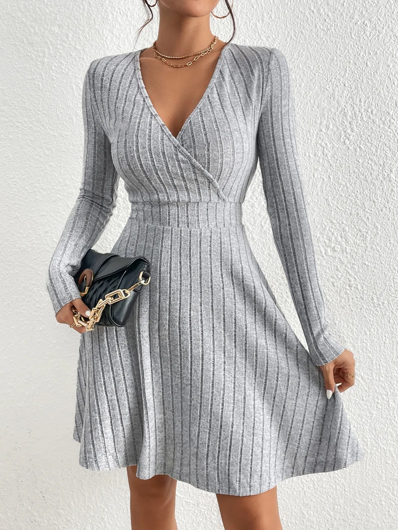 👗 Robe Pull Slim Col V – Automne / Hiver 2025