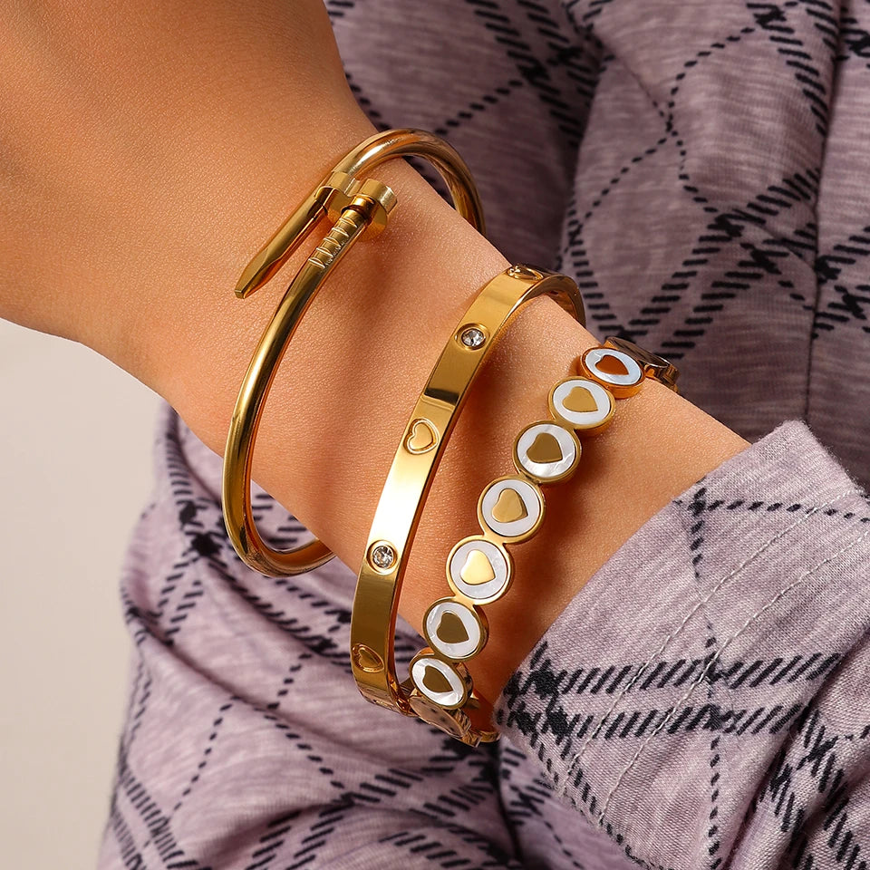 Sublimez votre poignet avec notre bracelet manchette cœur en acier inoxydable.