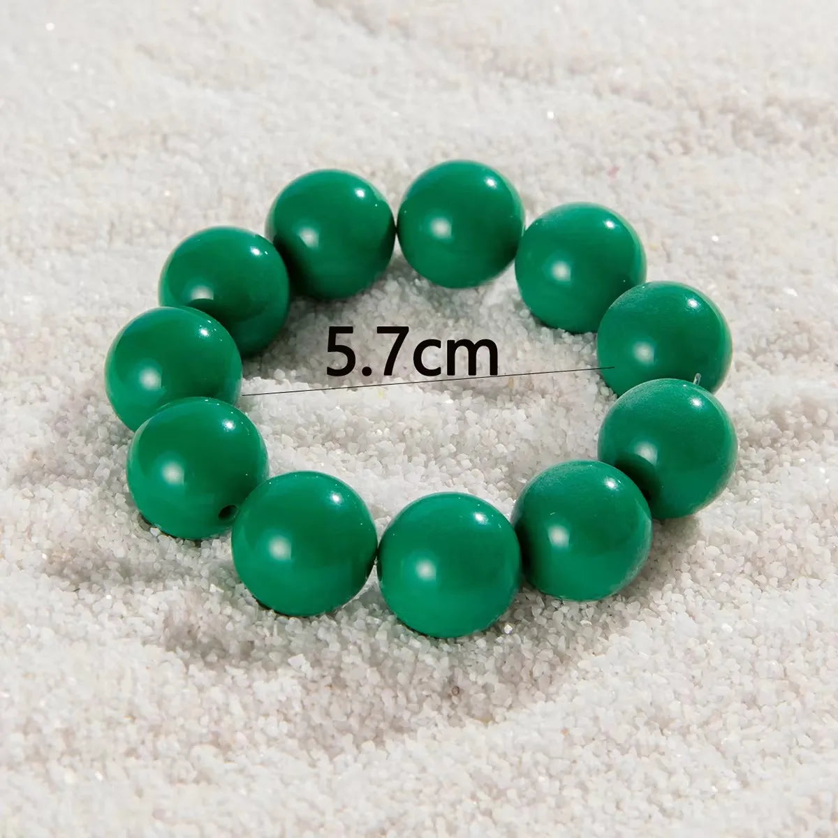 Apportez une touche fun et originale à vos tenues avec notre bracelet à grosses perles colorées.