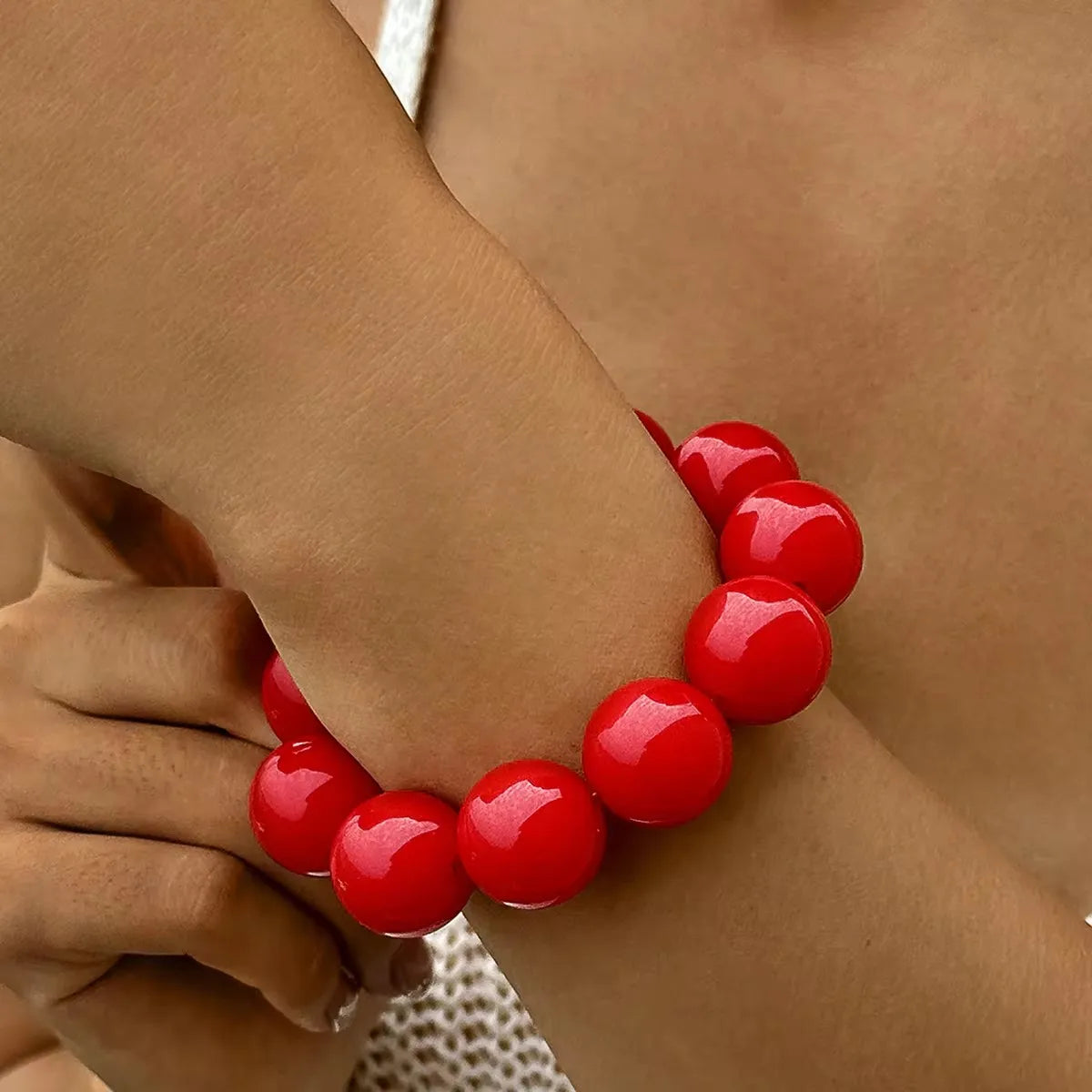 Apportez une touche fun et originale à vos tenues avec notre bracelet à grosses perles colorées.