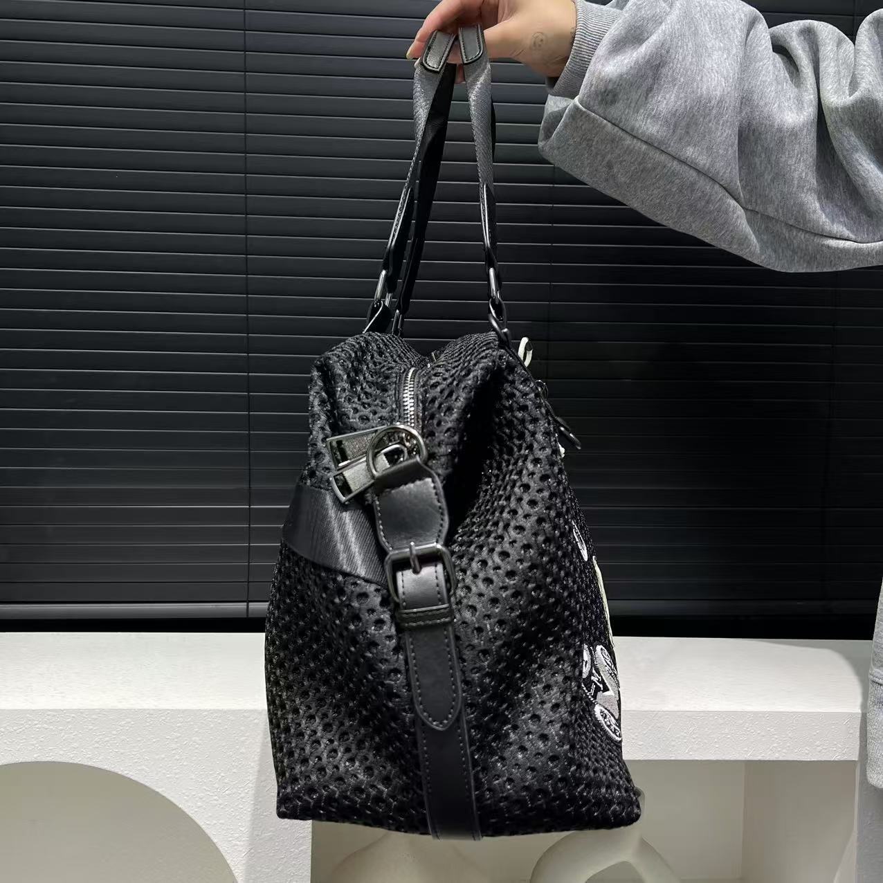 👜 LS SHOP – Sac Cabas XXL en Nylon Noir avec Teddy Bear – Tendance, Ultra-Pratique & Idéal Voyages ✨