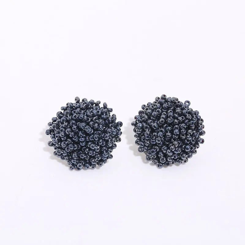 Apportez une touche bohème et ethnique à vos tenues avec nos boucles d’oreilles clous faites main.