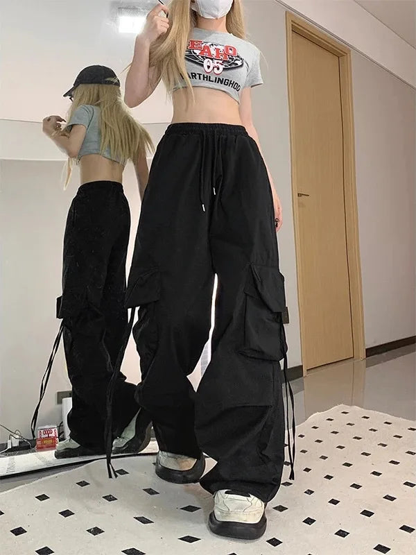 Adoptez un look streetwear décontracté avec notre pantalon cargo vintage pour femme.