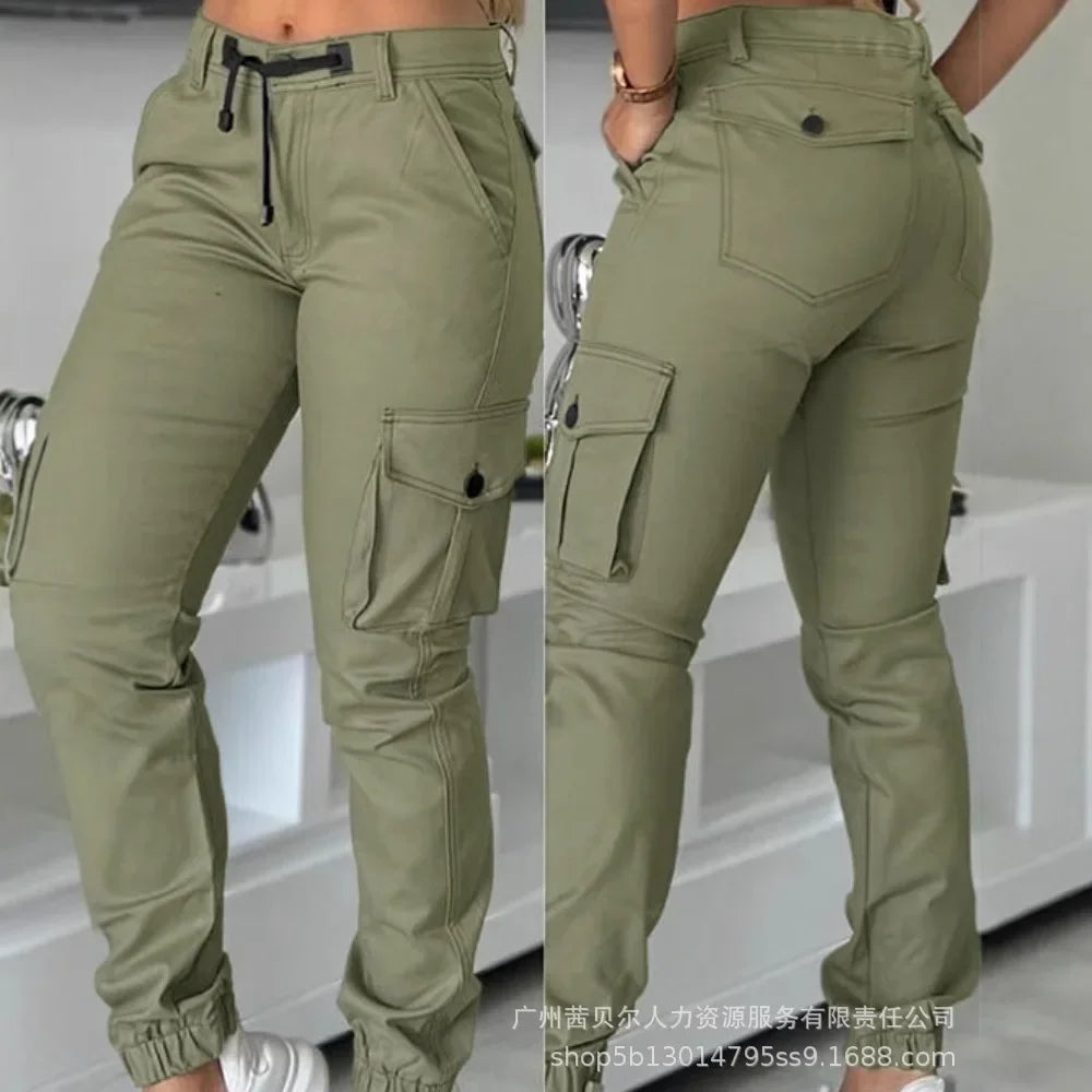 Adoptez un look streetwear pratique et tendance avec notre pantalon cargo pour femme.