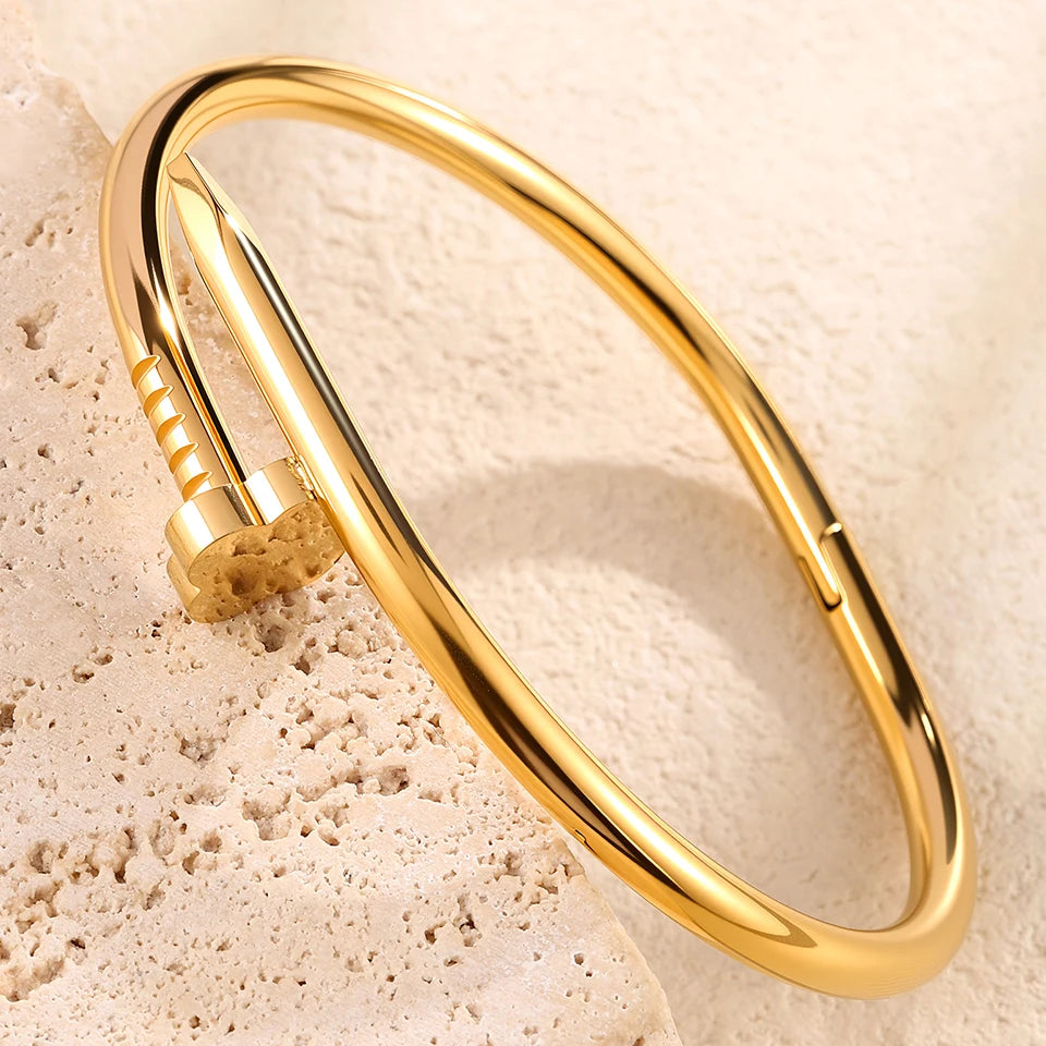 Sublimez votre poignet avec notre bracelet manchette cœur en acier inoxydable.