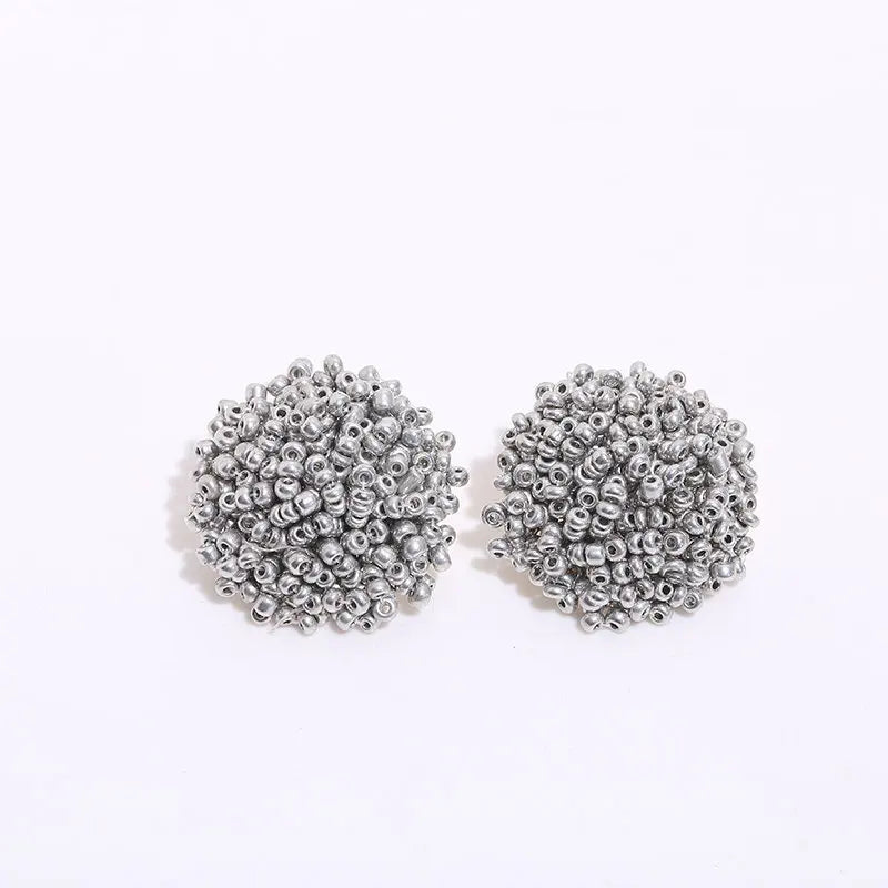 Apportez une touche bohème et ethnique à vos tenues avec nos boucles d’oreilles clous faites main.
