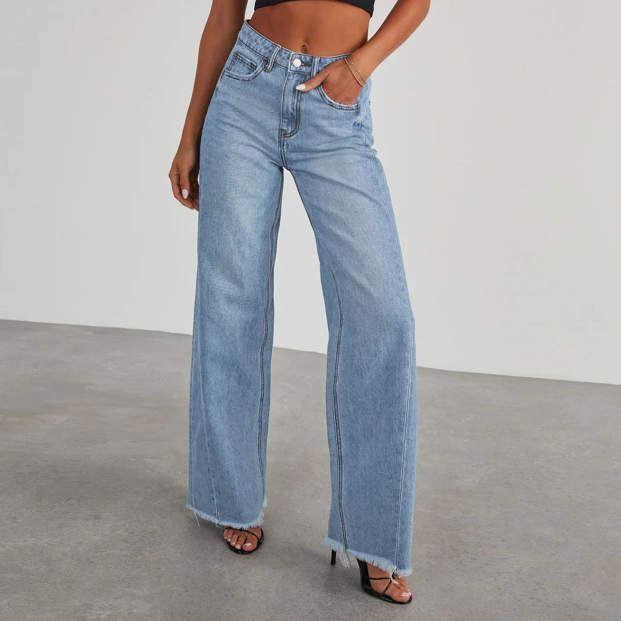 Adoptez un look décontracté et moderne avec ce jean femme coupe large