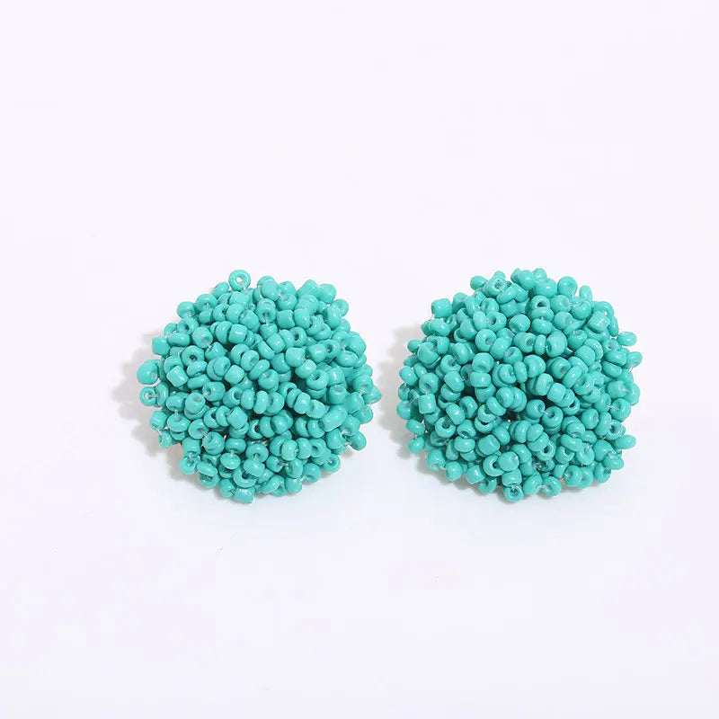 Apportez une touche bohème et ethnique à vos tenues avec nos boucles d’oreilles clous faites main.