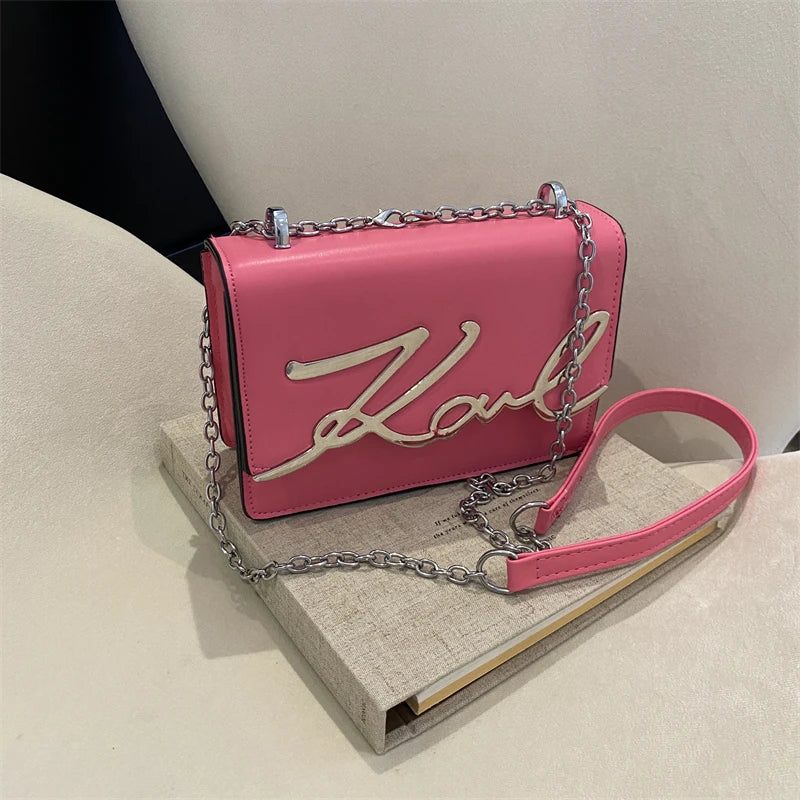 Sac à bandoulière tendance femme, couleur unie, avec logo en métal et chaîne, fermeture magnétique, idéal pour un usage quotidien