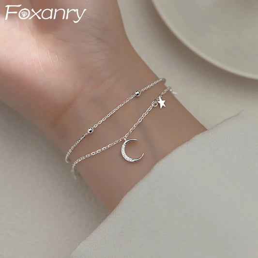 Apportez une touche céleste à vos tenues avec notre bracelet Star & Moon pour femme.
