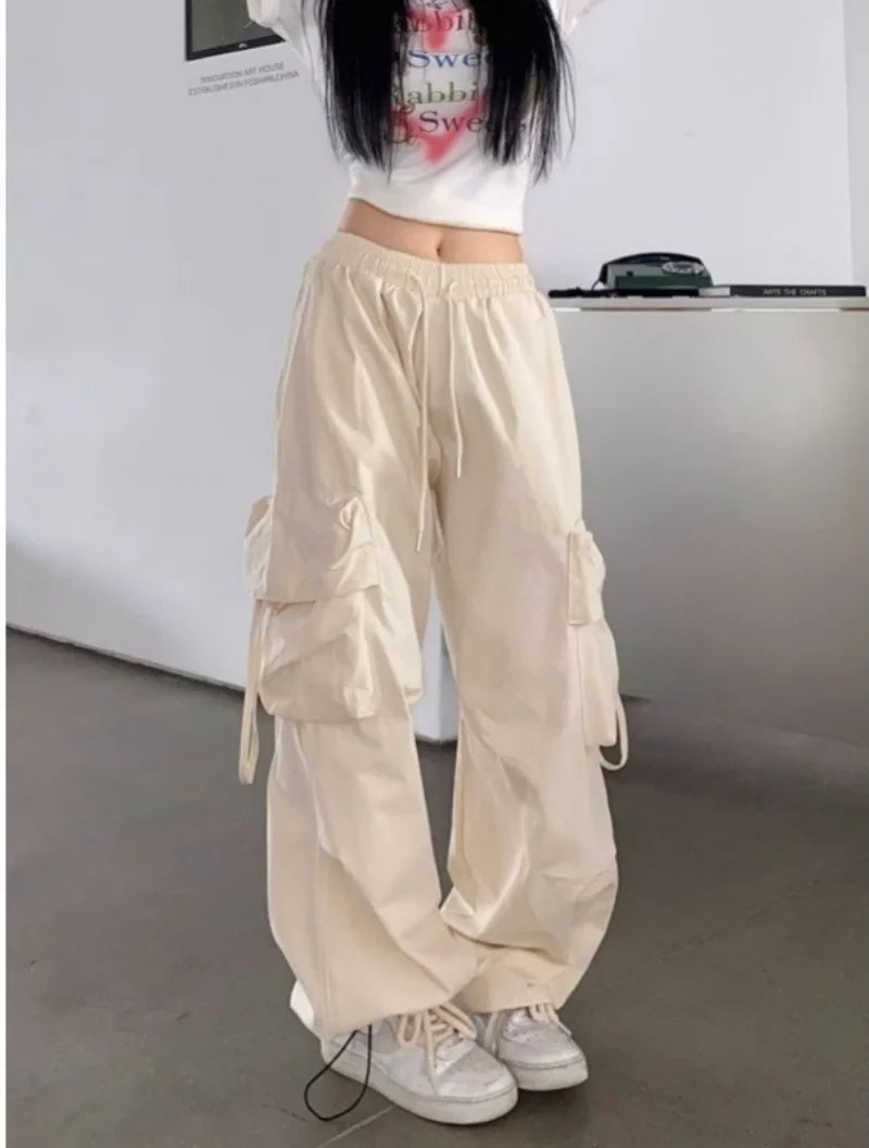 Adoptez un look streetwear décontracté avec notre pantalon cargo vintage pour femme.
