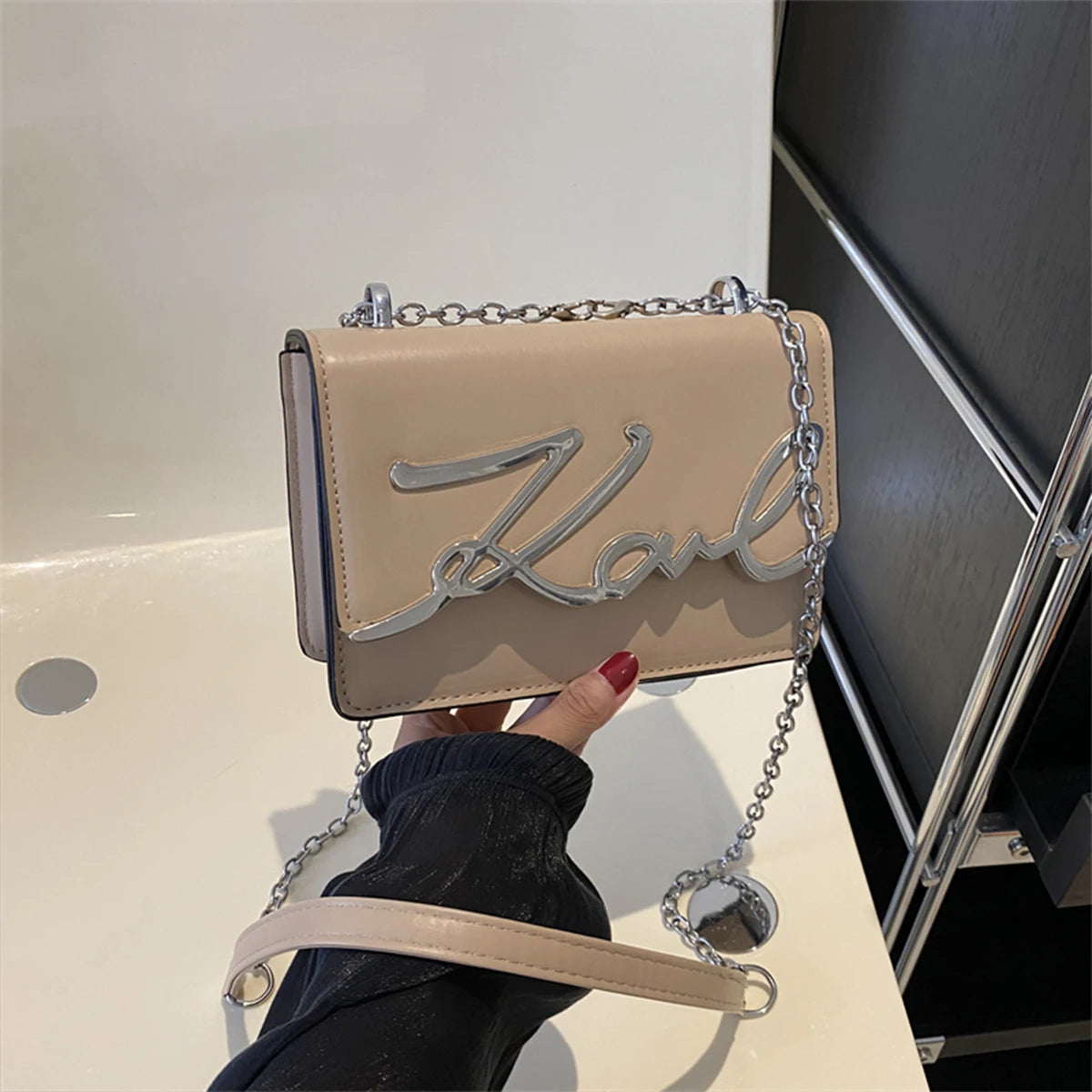 Sac à bandoulière tendance femme, couleur unie, avec logo en métal et chaîne, fermeture magnétique, idéal pour un usage quotidien