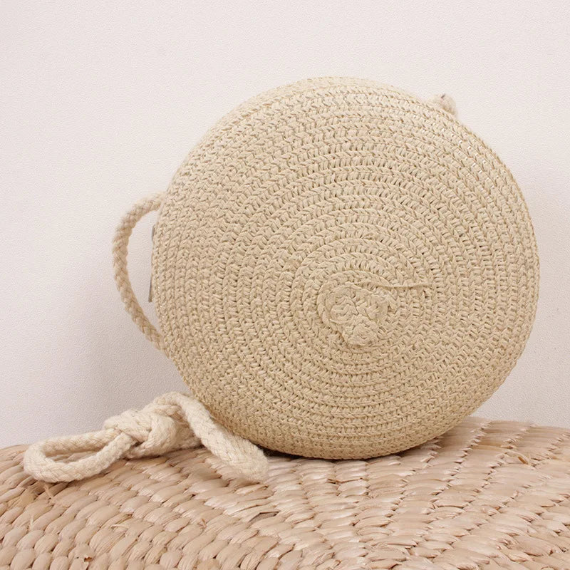 Ajoutez une touche bohème à vos tenues estivales avec ce sac en raphia tressé à bandoulière.