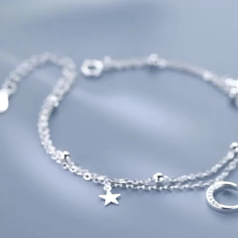 Apportez une touche céleste à vos tenues avec notre bracelet Star & Moon pour femme.