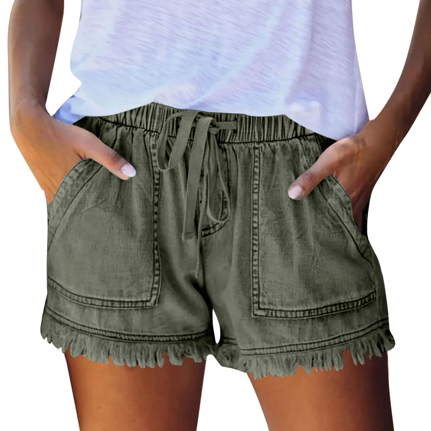 Optez pour un style estival décontracté et tendance avec notre short en jean délavé pour femme.