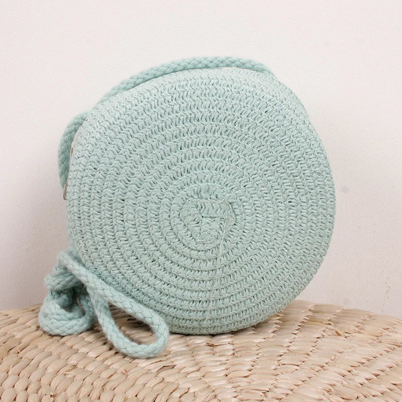 Ajoutez une touche bohème à vos tenues estivales avec ce sac en raphia tressé à bandoulière.