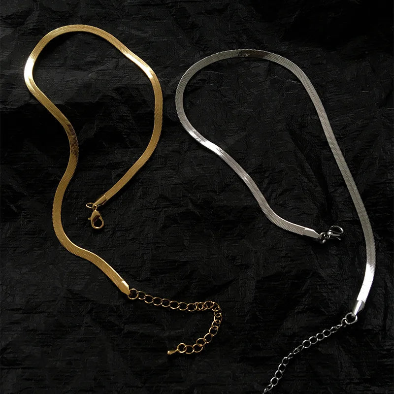 Sublimez votre look bohème avec notre collier chaîne style serpentin pour femme.