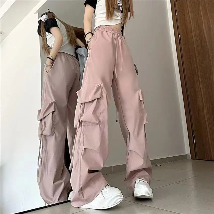 Adoptez un look streetwear décontracté avec notre pantalon cargo vintage pour femme.
