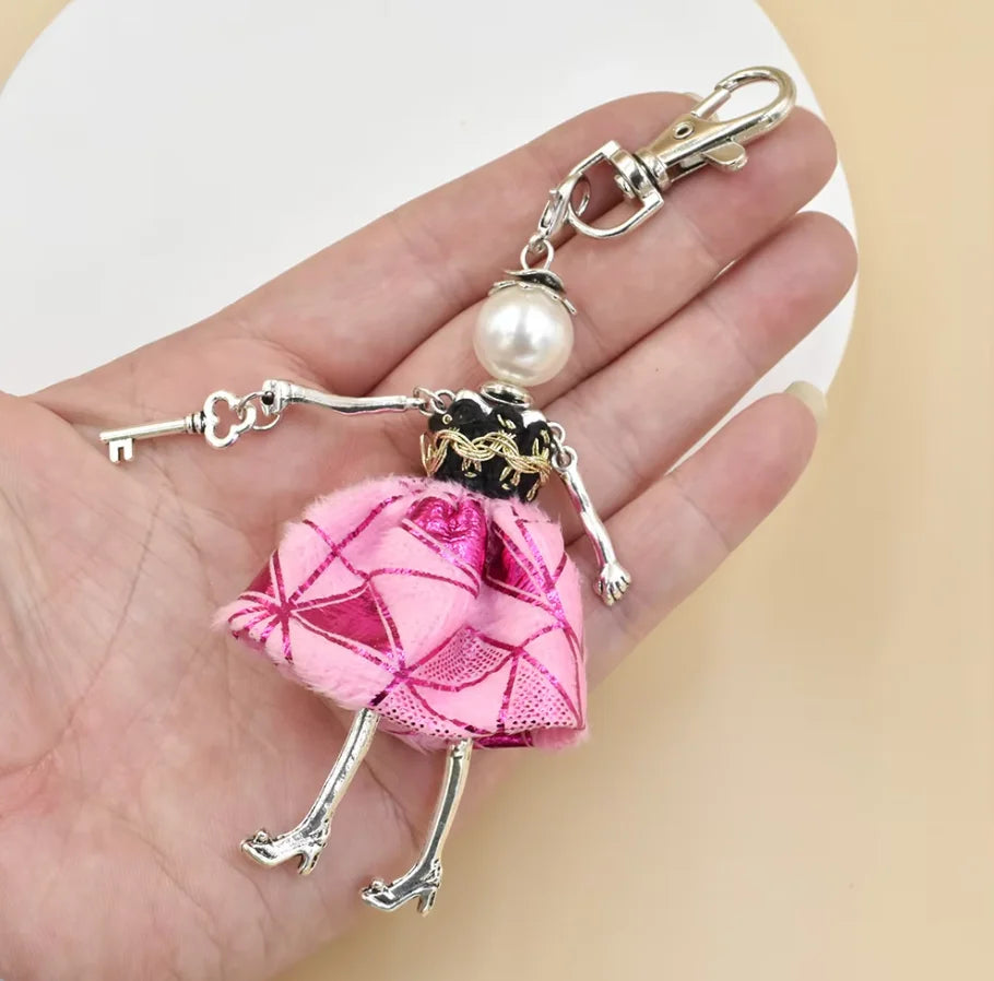 "Porte-clés poupée fait main – YL, charm mignon pour femmes, voiture, sac à main, bijou tendance" ✅