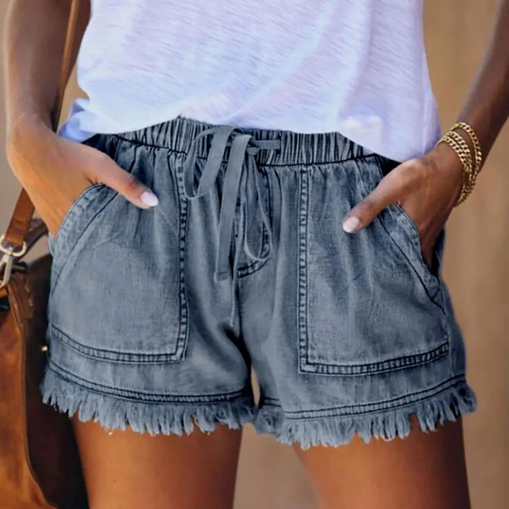 Optez pour un style estival décontracté et tendance avec notre short en jean délavé pour femme.