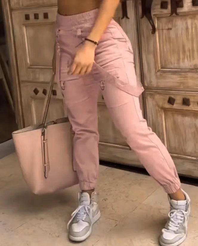 Adoptez un style casual et tendance avec notre pantalon à bretelles pour femme.