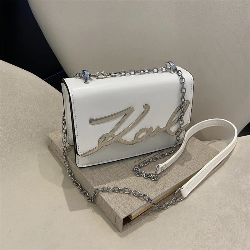 Sac à bandoulière tendance femme, couleur unie, avec logo en métal et chaîne, fermeture magnétique, idéal pour un usage quotidien