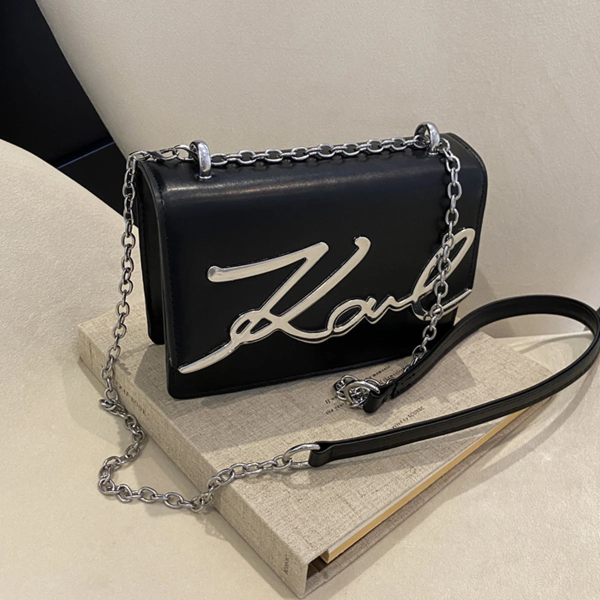 Sac à bandoulière tendance femme, couleur unie, avec logo en métal et chaîne, fermeture magnétique, idéal pour un usage quotidien